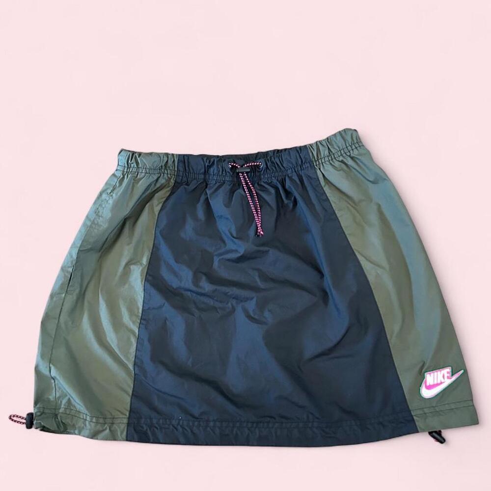Nike black and olive green color-blocked windbreaker athletic skirt - Small